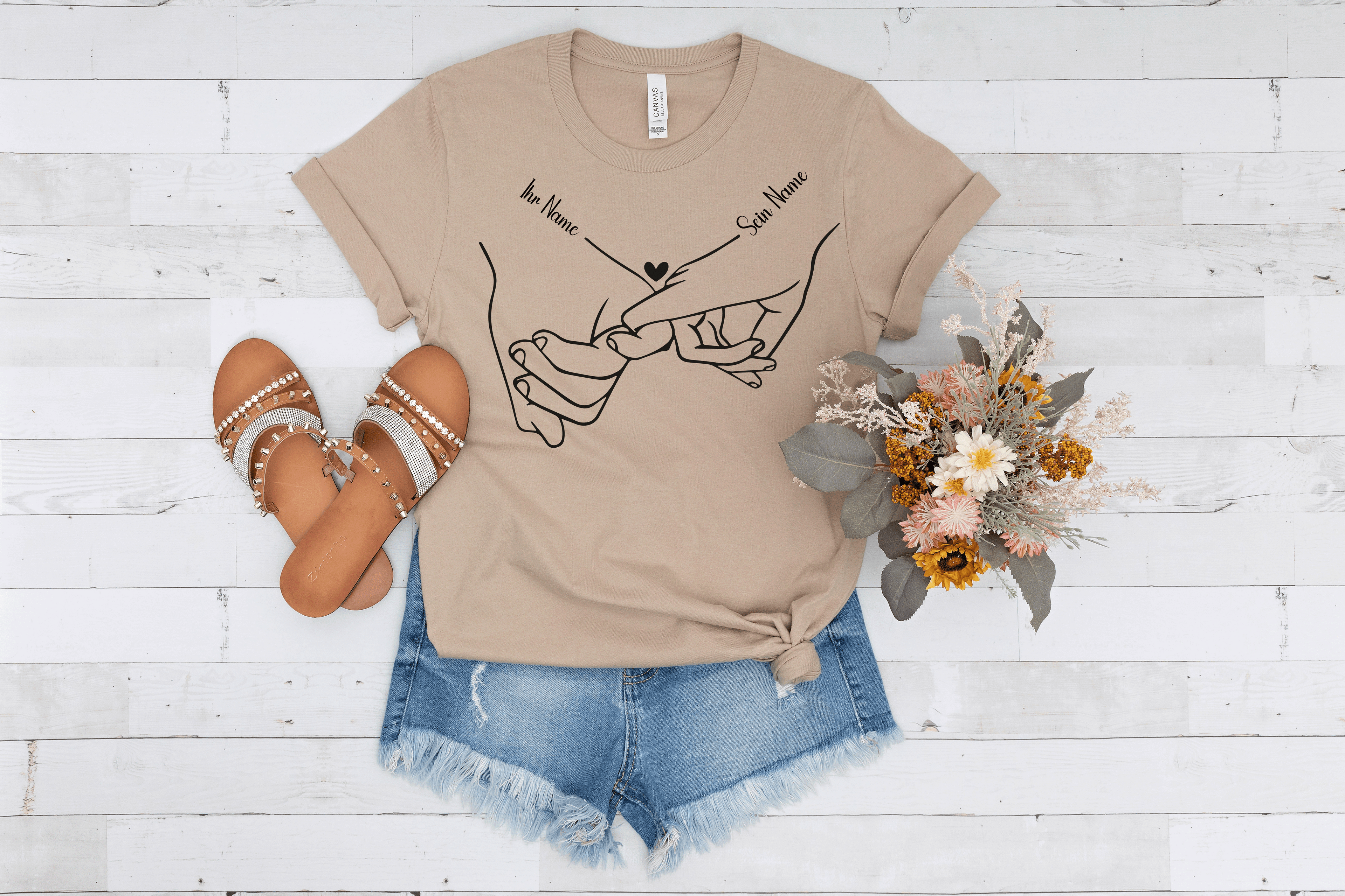 Paar T-Shirt "Hand in Hand" - Sein Name und Ihr Name - Swiss-Crafting