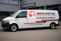 Fahrzeugbeschriftung Transporter Swiss-Crafting – Professionelle Werbebeschriftung für Fahrzeuge und Firmenflotten